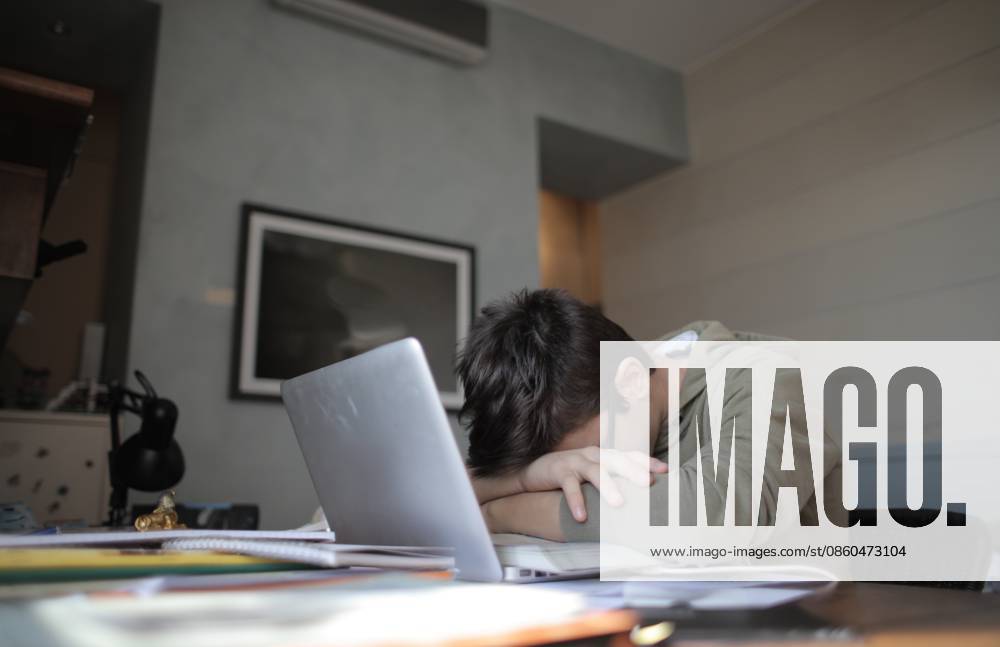Tired student falls asleep while studying with laptop Busto Arsizio, Lombardy, Italy CR_MIPI260630-2071911-01 ,model released, Symbolfoto