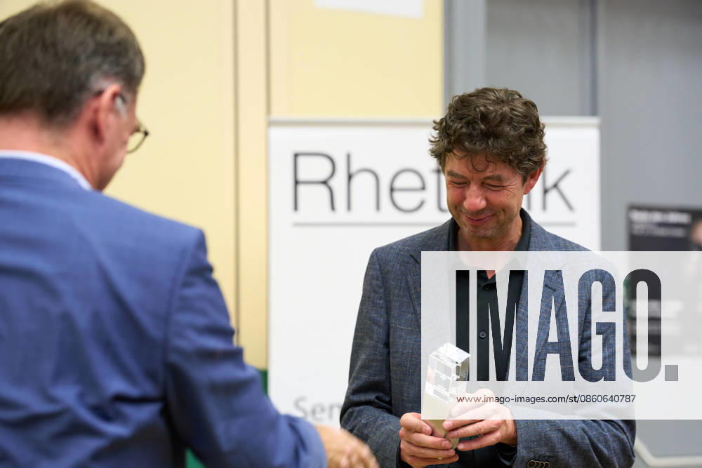 Tuebingen Christian Drosten erhaelt Auszeichnung Rede des Jahres 2025 der Universitaet Tübingen. Tuebingen 02.07.2026 Christian Drosten nimmt seinen Preis von Prof. Dr. Olaf Kramer entgegen. Tuebingen