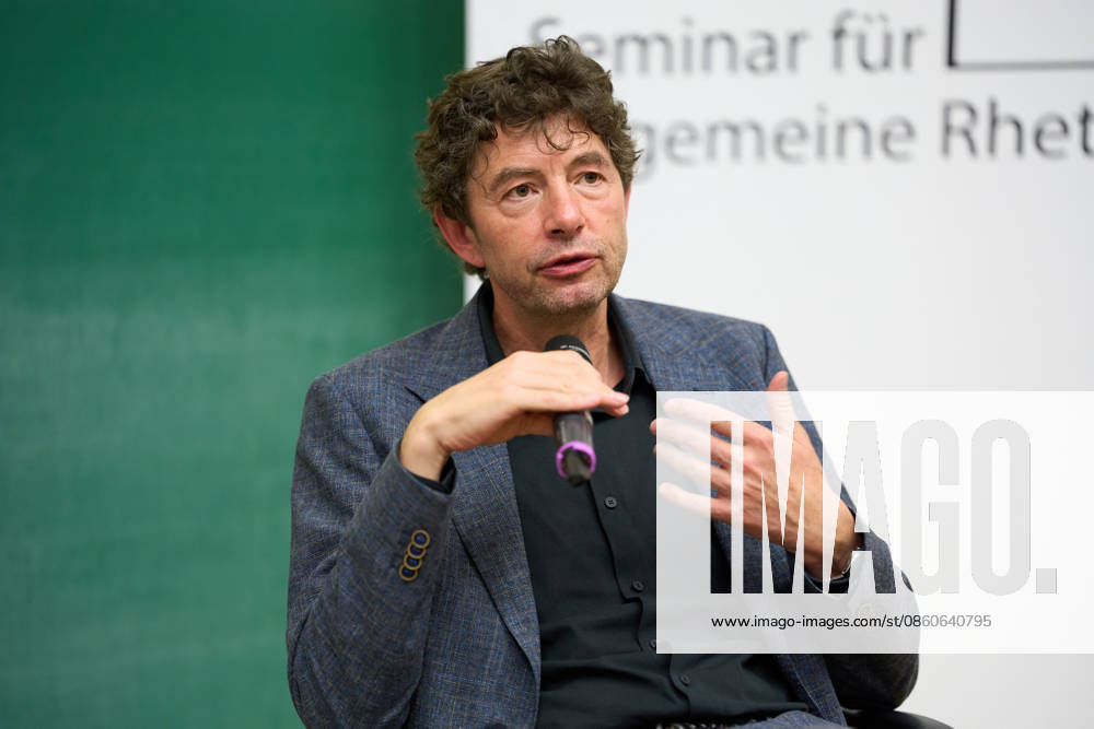 Tuebingen Christian Drosten erhaelt Auszeichnung Rede des Jahres 2025 der Universitaet Tübingen. Tuebingen 02.07.2026 Christian Drosten im Audimax, Neue Aula Tuebingen