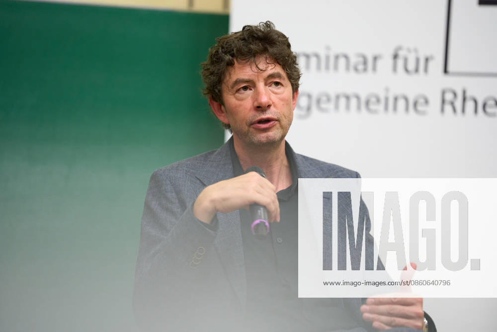 Tuebingen Christian Drosten erhaelt Auszeichnung Rede des Jahres 2025 der Universitaet Tübingen. Tuebingen 02.07.2026 Christian Drosten im Audimax, Neue Aula Tuebingen