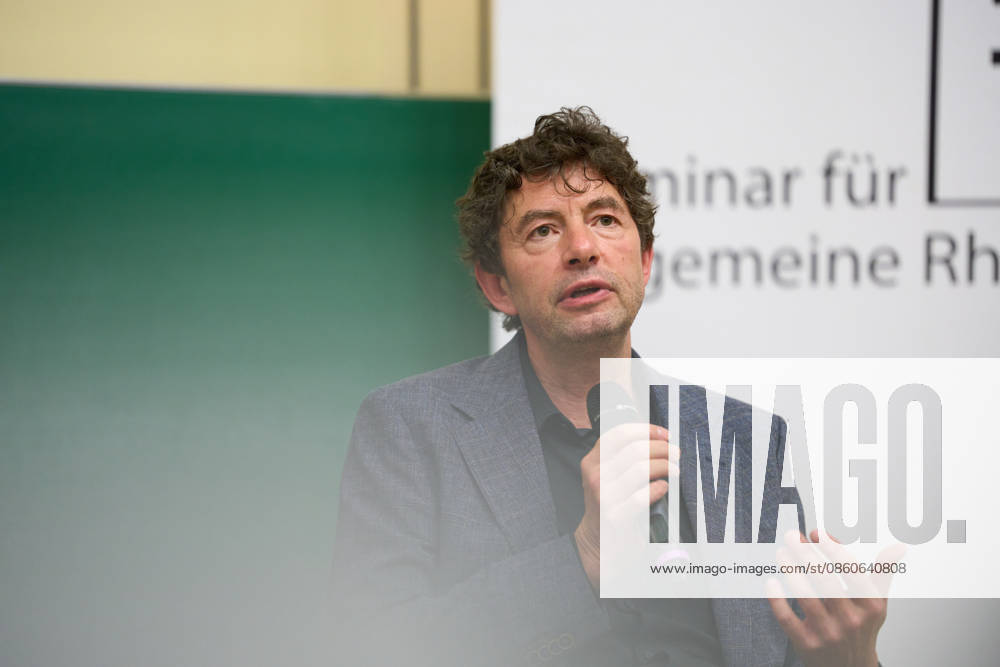 Tuebingen Christian Drosten erhaelt Auszeichnung Rede des Jahres 2025 der Universitaet Tübingen. Tuebingen 02.07.2026 Christian Drosten im Audimax, Neue Aula Tuebingen