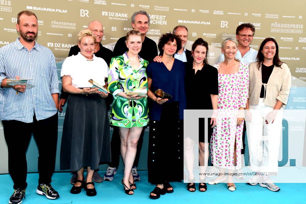 Mit Teilnehmer Christoph Groener Festivaldirektor Filmfest Muenchen Julia Weigl Kuenstlerische Leiterin Preistraeger Christoph Otto Bester Nachwuchs Produzent Susanne Heinrich Beste Nachwuchs Autorin Ricarda Seifried Beste Nachwuchsschauspielerin Ella Cieslinski Nina Wesemann Beste Nachwuchs Regisseurinnen Muenchen 04.07.2026 Hochschule fuer Fernsehen und Film 43 Filmfest Muenchen Foerderpreis Neues Deutsches Kino Bernd-Eichinger-Platz Foto Muenchen