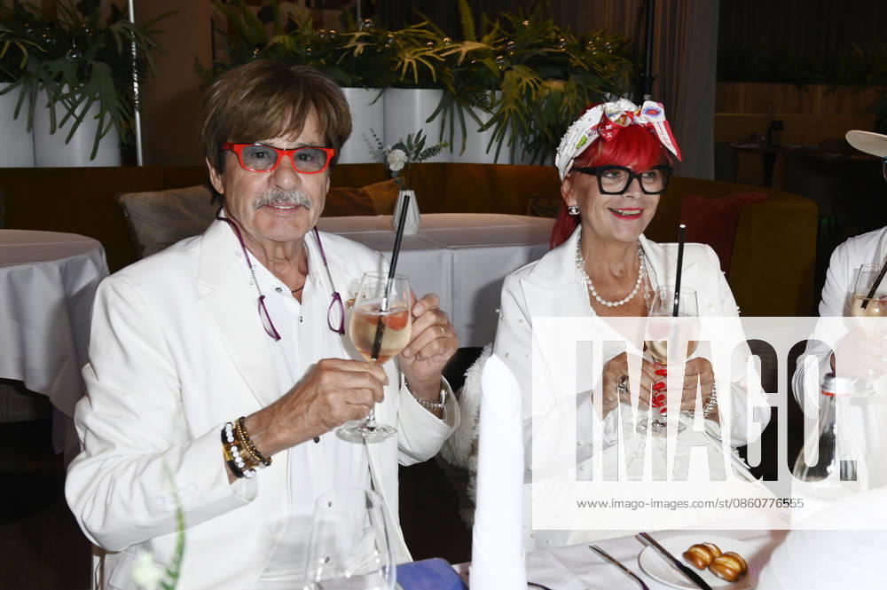 Jörg Draeger mit Ehefrau Petra Draeger beim Diner en Blanc mit Bootsfahrt zum NYX Hotel Berlin Köpenick. Berlin