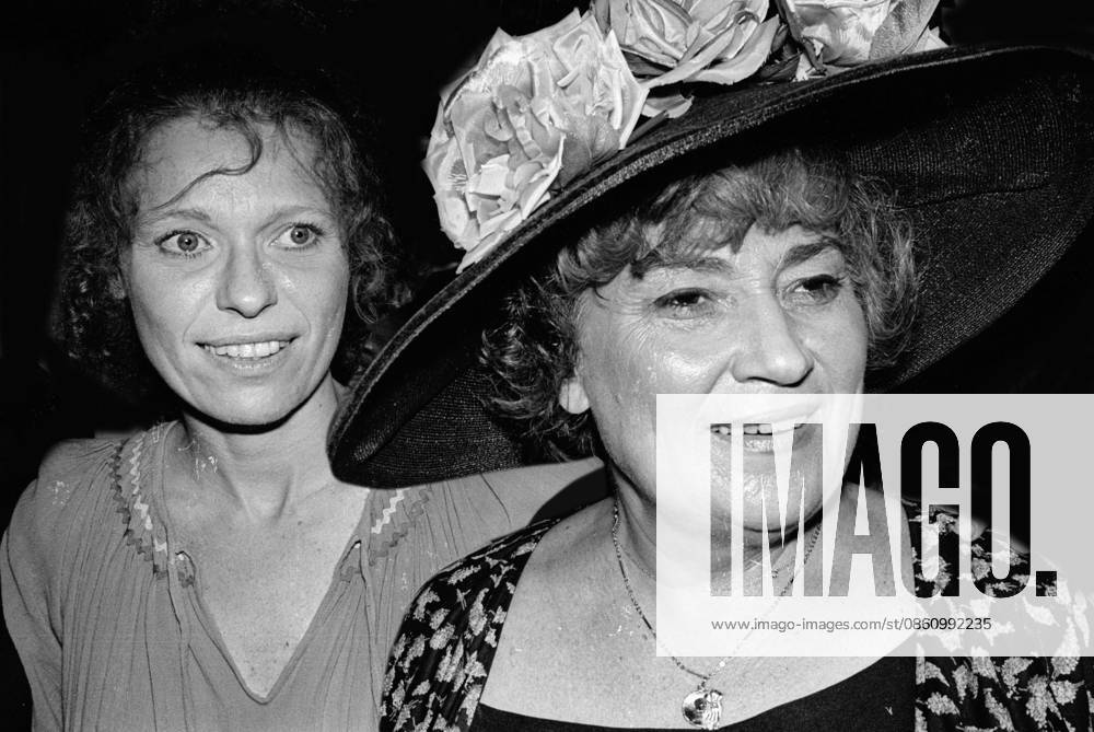 **FILE PHOTO** Louise Lesser Has Passed Away. Louise Lasser and Bella Abzug 1981 Photo By Adam Scull PHOTOlink MediaPunch