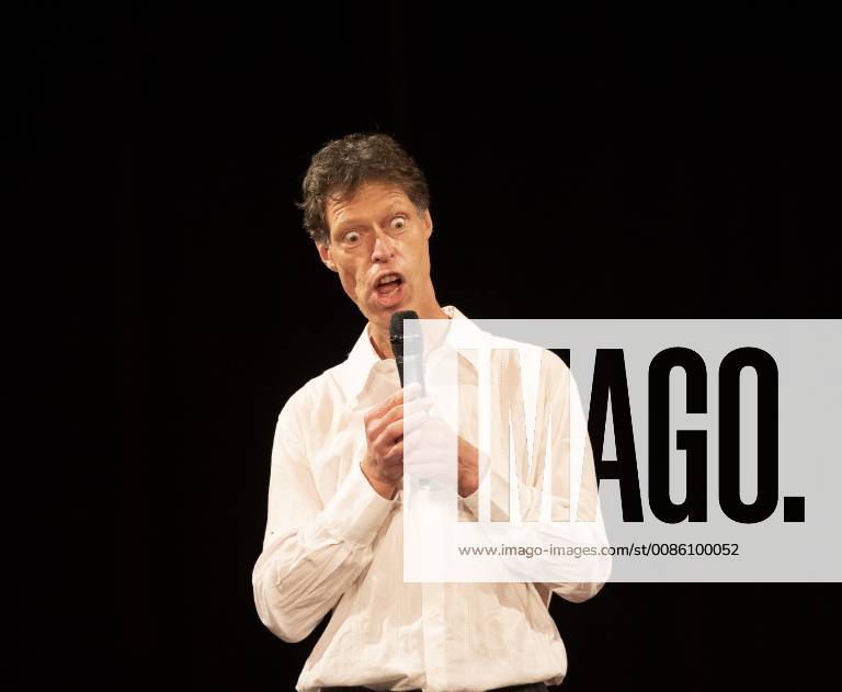 Deutschland - Wiesbaden - 18.10.2018 Comedy - Wiesbaden - Theater im Pariser Hof - Premiere - Maddin Schneider - Denke macht Koppweh! Kultur Premiere - Maddin Schneider - Denke macht Koppweh