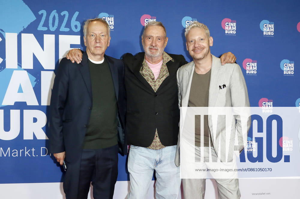 Thomas Wöbke, Roland Emmerich und Marco Kreuzpaintner bei der Verleihung der Gläsernen Leinwand an Roland Emmerich im Rahmen der CineHamburg 2026 im Cinemaxx Dammtor. Hamburg