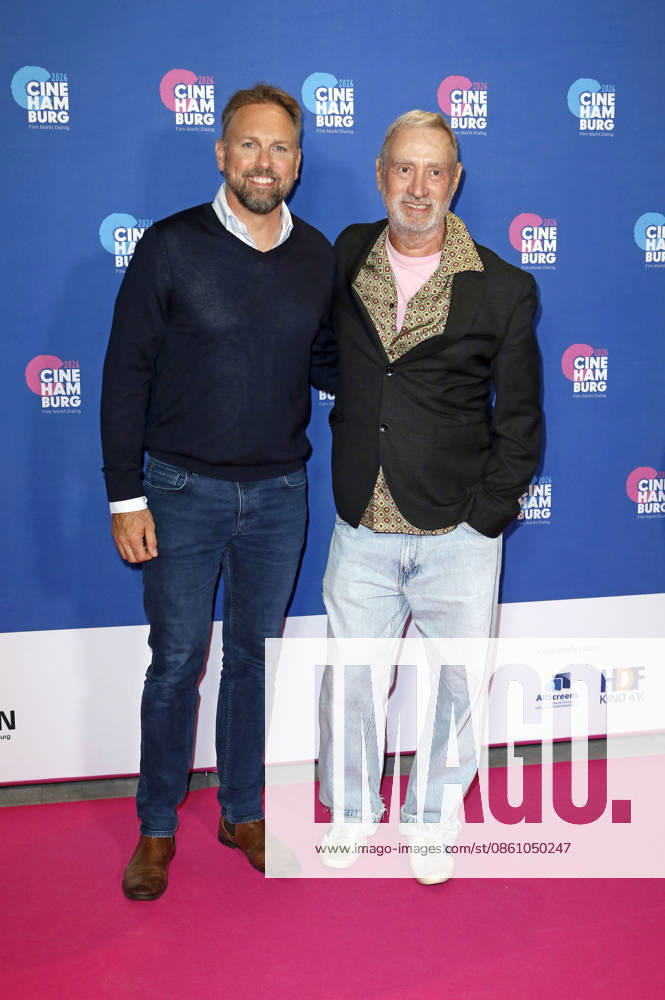 Steven Gätjen und Roland Emmerich bei der Verleihung der Gläsernen Leinwand an Roland Emmerich im Rahmen der CineHamburg 2026 im Cinemaxx Dammtor. Hamburg