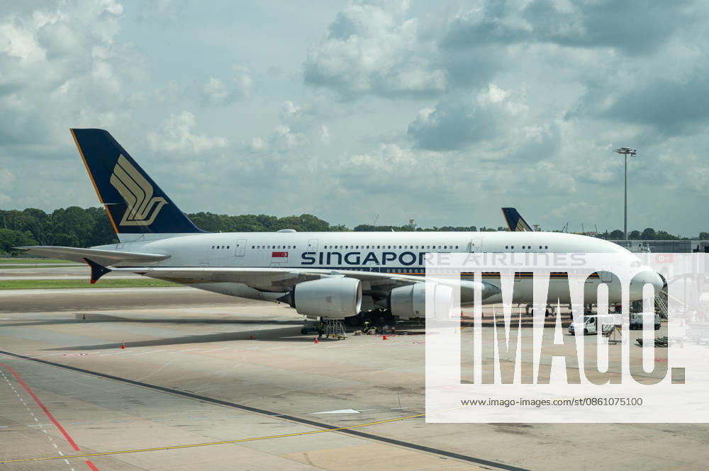 Singapur, Republik Singapur, Asien - Ein Airbus A380-800 Passagierflugzeug der Fluggesellschaft Singapore Airlines mit der Registrierung 9V-SKU parkt an einem Gate des Terminal 3 auf dem internationalen Flughafen Singapur Changi (SIN). Singapore Airlines ist Mitglied der Star Alliance Luftfahrtallianz, einem internationalen Netzwerk von Fluggesellschaften.
