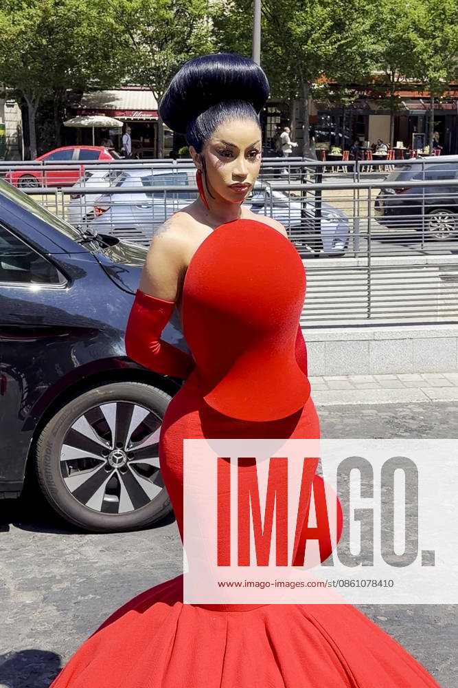 Cardi B arrives at the Robert Wun Haute Couture Fall Winter 2026–2027 show during Paris Fashion Week (PFW) in Paris, France, on July 8, 2026 Gedeon Taieb Bestimage Cardi B arrives at the Robert Wun Haute Couture Fall Winter 2026–2027 show during Paris Fashion Week (PFW) in Paris, France, on July 8, 2026 Paris, France