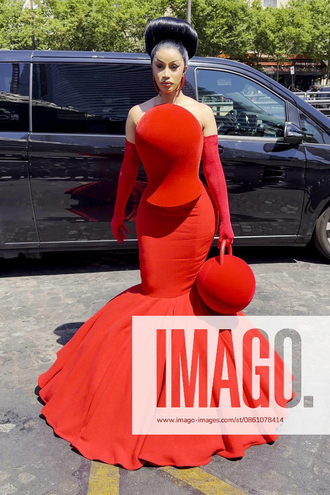 Cardi B arrives at the Robert Wun Haute Couture Fall Winter 2026–2027 show during Paris Fashion Week (PFW) in Paris, France, on July 8, 2026 Gedeon Taieb Bestimage Cardi B arrives at the Robert Wun Haute Couture Fall Winter 2026–2027 show during Paris Fashion Week (PFW) in Paris, France, on July 8, 2026 Paris, France