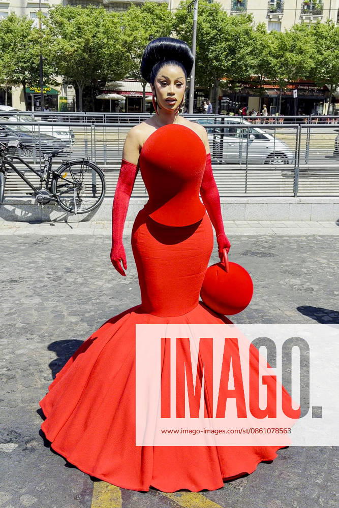 Cardi B arrives at the Robert Wun Haute Couture Fall Winter 2026–2027 show during Paris Fashion Week (PFW) in Paris, France, on July 8, 2026 Gedeon Taieb Bestimage Cardi B arrives at the Robert Wun Haute Couture Fall Winter 2026–2027 show during Paris Fashion Week (PFW) in Paris, France, on July 8, 2026 Paris, France