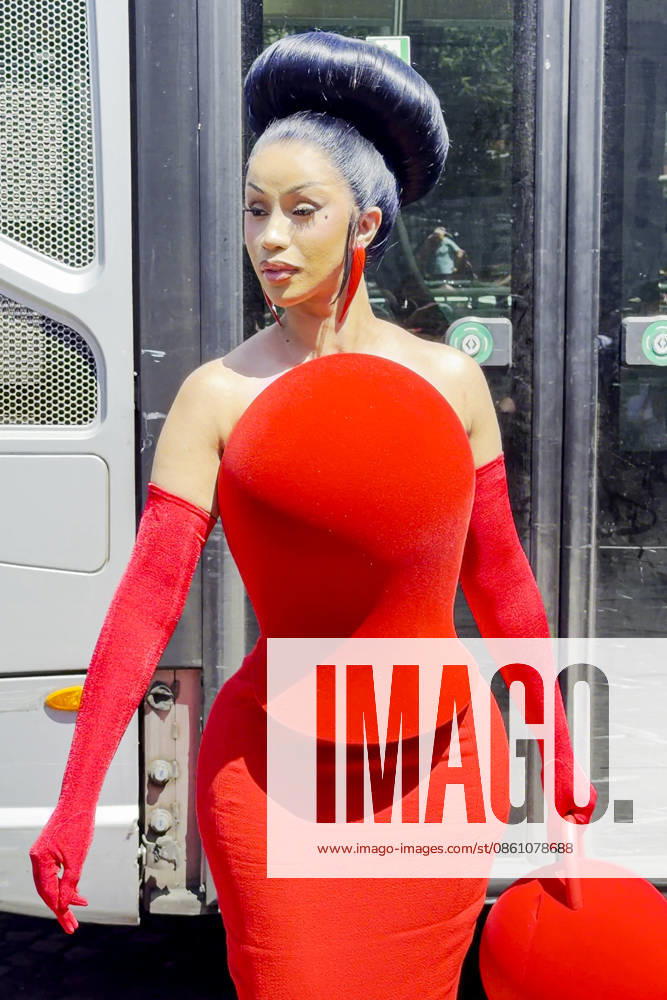 Cardi B arrives at the Robert Wun Haute Couture Fall Winter 2026–2027 show during Paris Fashion Week (PFW) in Paris, France, on July 8, 2026 Gedeon Taieb Bestimage Cardi B arrives at the Robert Wun Haute Couture Fall Winter 2026–2027 show during Paris Fashion Week (PFW) in Paris, France, on July 8, 2026 Paris, France