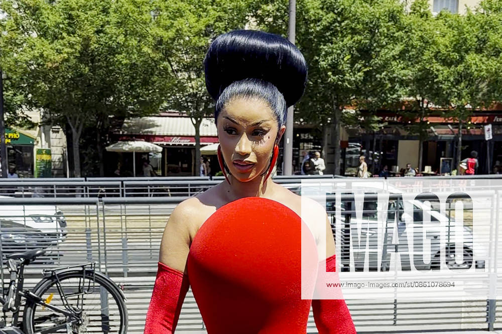 Cardi B arrives at the Robert Wun Haute Couture Fall Winter 2026–2027 show during Paris Fashion Week (PFW) in Paris, France, on July 8, 2026 Gedeon Taieb Bestimage Cardi B arrives at the Robert Wun Haute Couture Fall Winter 2026–2027 show during Paris Fashion Week (PFW) in Paris, France, on July 8, 2026 Paris, France