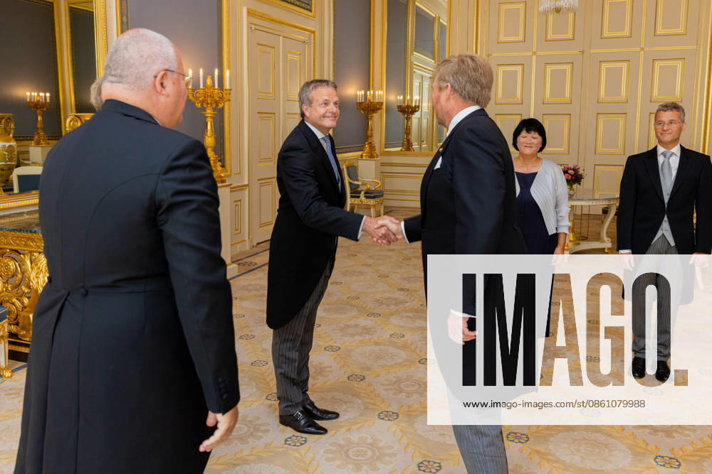Palace King Willem-Alexander during a meeting with Ambassador drs. G.M. Landheer (PV OESO), Hare Excellentie drs. E.H.T. van Eerten (Chisinau), Zijne Excellentie drs. R.F.N.W. Wols (Manilla), Zijne Excellentie mr. R.J.P. Pronk (Bagdad), Hare Excellentie drs. A.J. Ter Hoeve-van Heek (Valletta), Hare Excellentie drs. M.M. Monster (Tirana), Zijne Excellentie drs. J.T.M. Akerboom (Accra), Hare Excellentie drs. J.D. Nienhuis (Wellington), Zijne Excellentie drs. R.P.M. Martin (Lissabon), Hare Excellentie mr. dr. M.J. Busstra (Paramaribo) en Hare Excellentie drs. A.P. Diepenbroek (Kopenhagen). Â