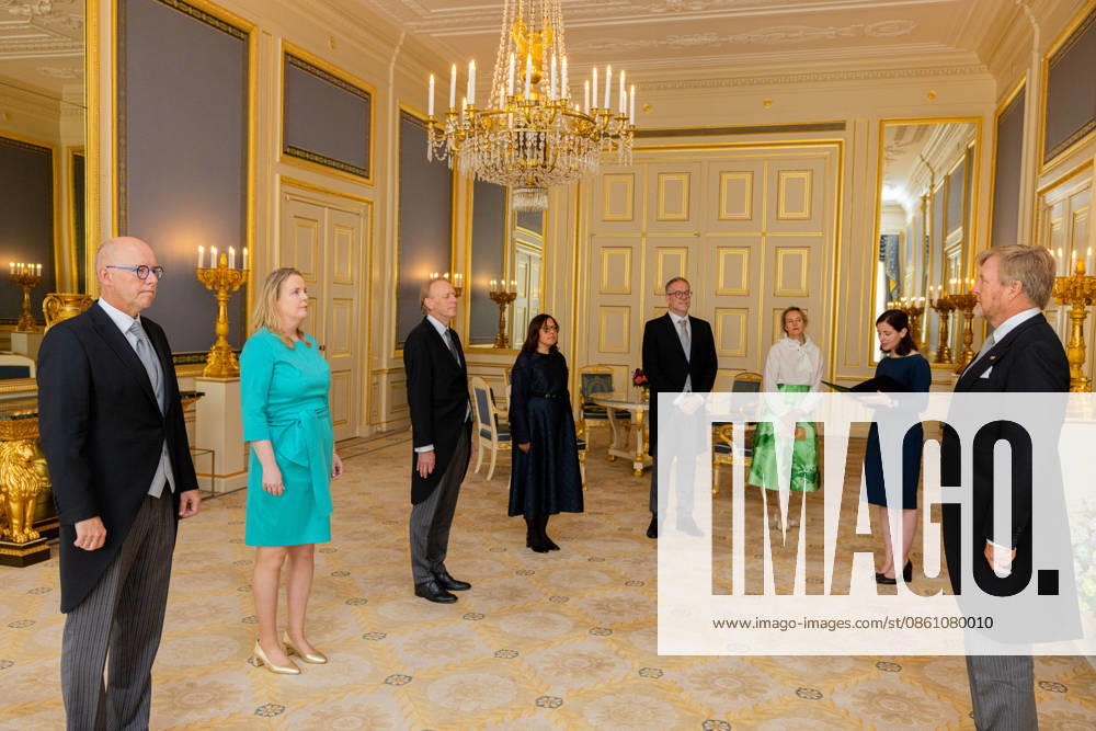 Palace King Willem-Alexander during a meeting with Ambassador drs. G.M. Landheer (PV OESO), Hare Excellentie drs. E.H.T. van Eerten (Chisinau), Zijne Excellentie drs. R.F.N.W. Wols (Manilla), Zijne Excellentie mr. R.J.P. Pronk (Bagdad), Hare Excellentie drs. A.J. Ter Hoeve-van Heek (Valletta), Hare Excellentie drs. M.M. Monster (Tirana), Zijne Excellentie drs. J.T.M. Akerboom (Accra), Hare Excellentie drs. J.D. Nienhuis (Wellington), Zijne Excellentie drs. R.P.M. Martin (Lissabon), Hare Excellentie mr. dr. M.J. Busstra (Paramaribo) en Hare Excellentie drs. A.P. Diepenbroek (Kopenhagen). Â
