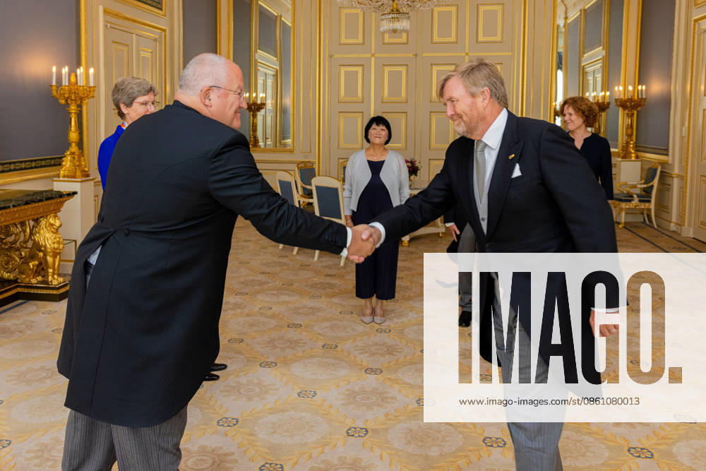 Palace King Willem-Alexander during a meeting with Ambassador drs. G.M. Landheer (PV OESO), Hare Excellentie drs. E.H.T. van Eerten (Chisinau), Zijne Excellentie drs. R.F.N.W. Wols (Manilla), Zijne Excellentie mr. R.J.P. Pronk (Bagdad), Hare Excellentie drs. A.J. Ter Hoeve-van Heek (Valletta), Hare Excellentie drs. M.M. Monster (Tirana), Zijne Excellentie drs. J.T.M. Akerboom (Accra), Hare Excellentie drs. J.D. Nienhuis (Wellington), Zijne Excellentie drs. R.P.M. Martin (Lissabon), Hare Excellentie mr. dr. M.J. Busstra (Paramaribo) en Hare Excellentie drs. A.P. Diepenbroek (Kopenhagen). Â