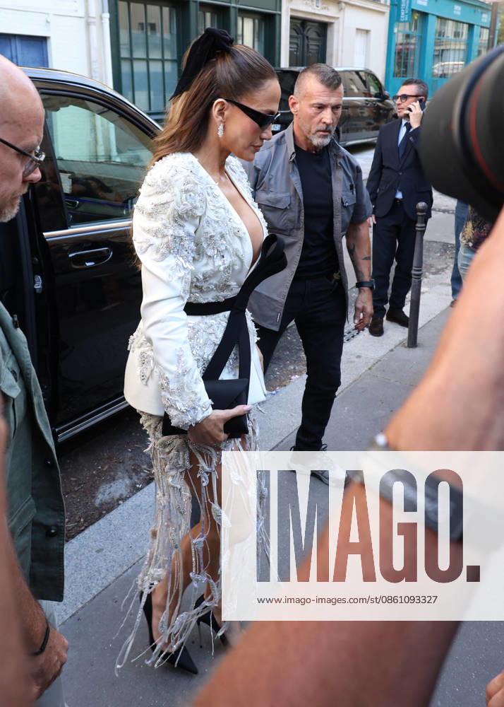 Jennifer Lopez arrives at the Zuhair Murad Haute Couture Fall Winter 2026–2027 show during Paris Fashion Week (PFW) at the Collège des Bernardins in Paris, France, on July 8, 2026. Denis Guignebourg, Bestimage. Jennifer Lopez arrives at the Zuhair Murad Haute Couture Fall Winter 2026–2027 show during Paris Fashion Week (PFW) at the Collège des Bernardins in Paris, France, on July 8, 2026. Paris, France