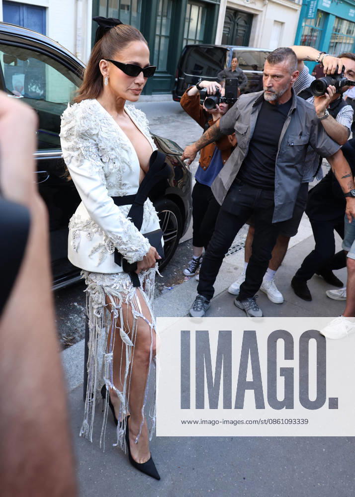 Jennifer Lopez arrives at the Zuhair Murad Haute Couture Fall Winter 2026–2027 show during Paris Fashion Week (PFW) at the Collège des Bernardins in Paris, France, on July 8, 2026. Denis Guignebourg, Bestimage. Jennifer Lopez arrives at the Zuhair Murad Haute Couture Fall Winter 2026–2027 show during Paris Fashion Week (PFW) at the Collège des Bernardins in Paris, France, on July 8, 2026. Paris, France
