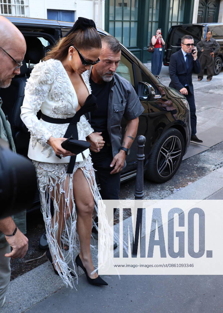 Jennifer Lopez arrives at the Zuhair Murad Haute Couture Fall Winter 2026–2027 show during Paris Fashion Week (PFW) at the Collège des Bernardins in Paris, France, on July 8, 2026. Denis Guignebourg, Bestimage. Jennifer Lopez arrives at the Zuhair Murad Haute Couture Fall Winter 2026–2027 show during Paris Fashion Week (PFW) at the Collège des Bernardins in Paris, France, on July 8, 2026. Paris, France
