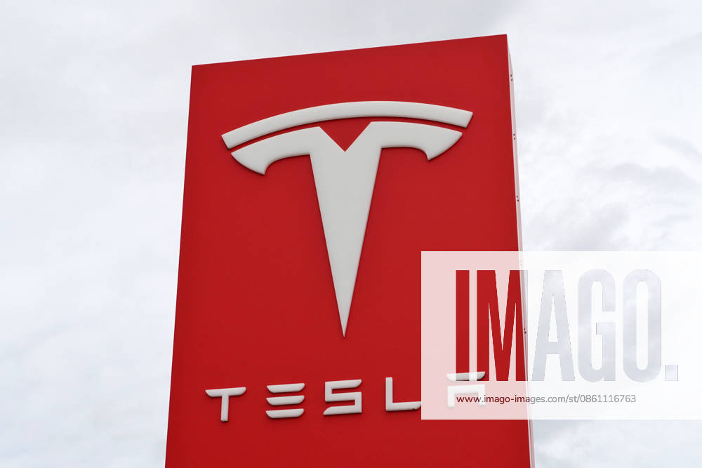 TESLA, Automarke, Elektroautos, Firmenlogo vor einer Verkaufsfiliale