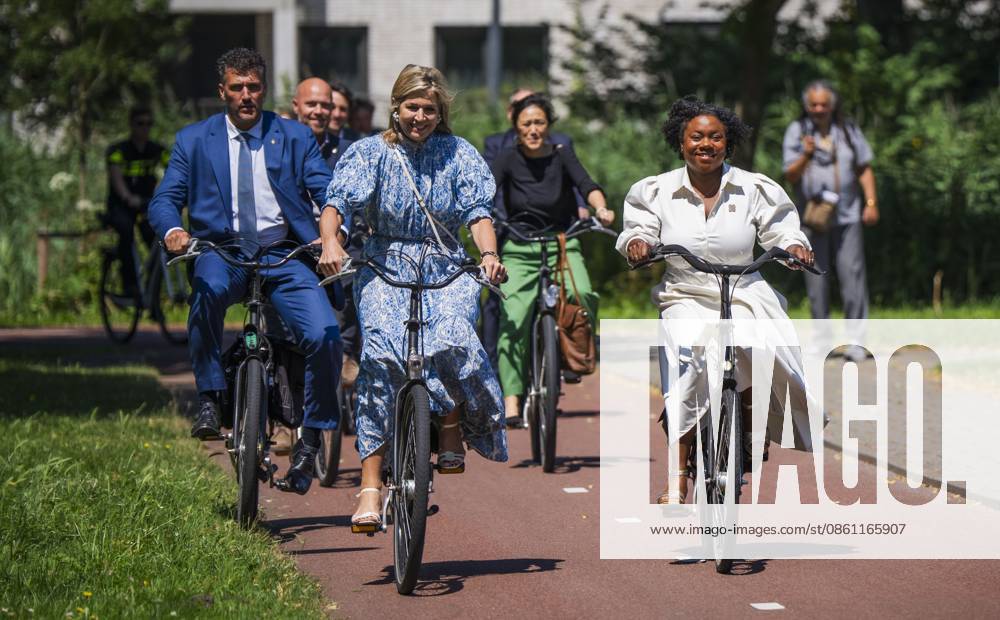AMSTERDAM - Queen Maxima, Minister Hans Vijlbrief (Social Affairs and Employment), and Alderman for Social Justice Araya Sumter cycled to the K-buurt during a visit to Amsterdam Zuidoost. The visit took place as part of the Debt-Free Neighborhood initiative, focusing on a structural approach to debt and financial problems. FREEK VAN DEN BERGH ANP netherlands out - belgium out