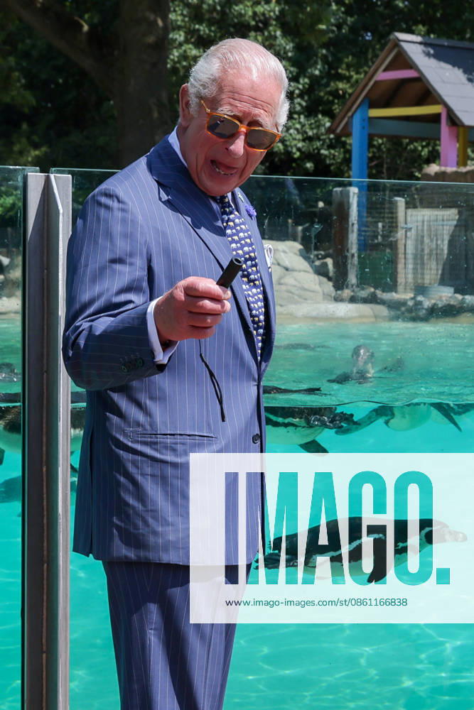 London, UK. King Charles III jokes with the crowd while holding a laser pointer used to attract Humboldt penguins at Penguin Beach during a visit to London Zoo marking the 200th anniversary of the Zoological Society of London. London UK - ZUMAl94_ 20260709_zaf_l94_015