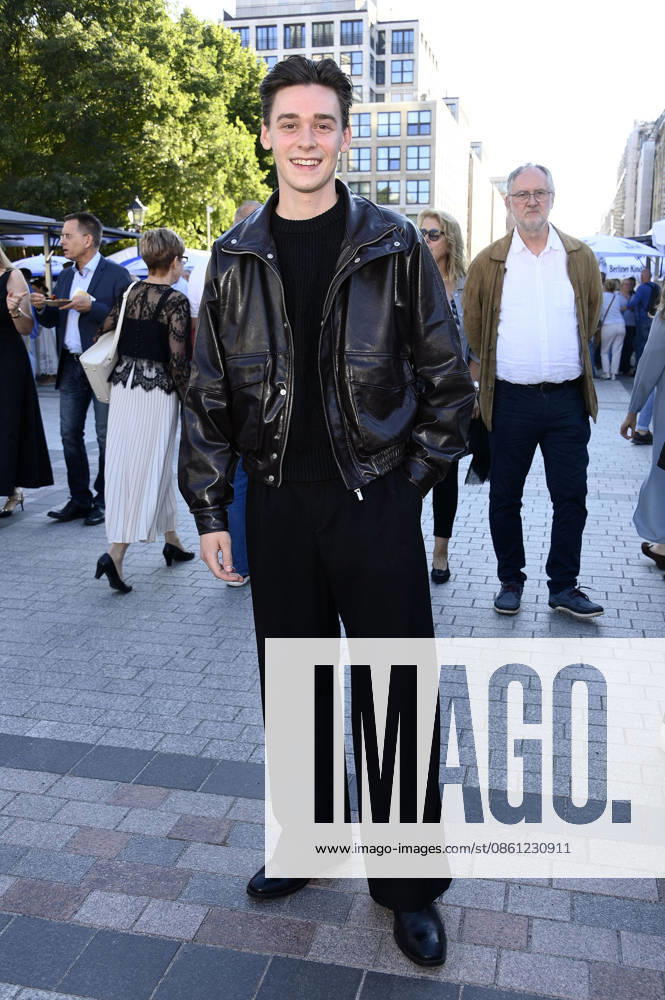 Mike Leon Lichtenberg bei der Eröffnung vom Classic Open Air 2026 mit dem Konzerthausorchester unter der Leitung von Joana Mallwitz und mit Star-Pianist Hayato Sumino auf dem Gendarmenmarkt. Berlin