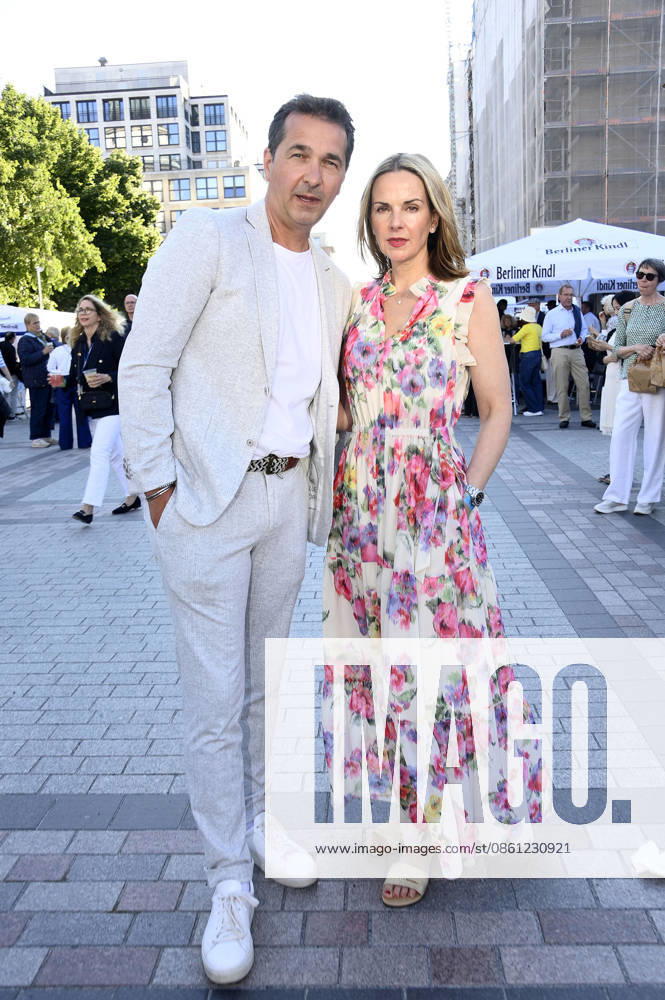 Andreas Elsholz und Denise Zich bei der Eröffnung vom Classic Open Air 2026 mit dem Konzerthausorchester unter der Leitung von Joana Mallwitz und mit Star-Pianist Hayato Sumino auf dem Gendarmenmarkt. Berlin