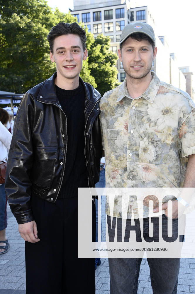 Mike Leon Lichtenberg und Sebastiano Schweitzer bei der Eröffnung vom Classic Open Air 2026 mit dem Konzerthausorchester unter der Leitung von Joana Mallwitz und mit Star-Pianist Hayato Sumino auf dem Gendarmenmarkt. Berlin
