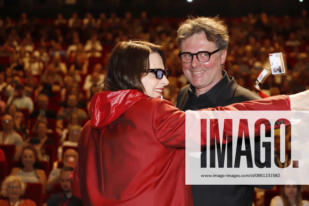 Juliette Binoche und Sebastian de Fonseca beim Special Screening des Dokumentarfilms In-I in Motion auf dem 60. Internationalen Filmfestival Karlovy Vary 2026 in der Grand Hall im Festival Hotel Thermal. Karlsbad