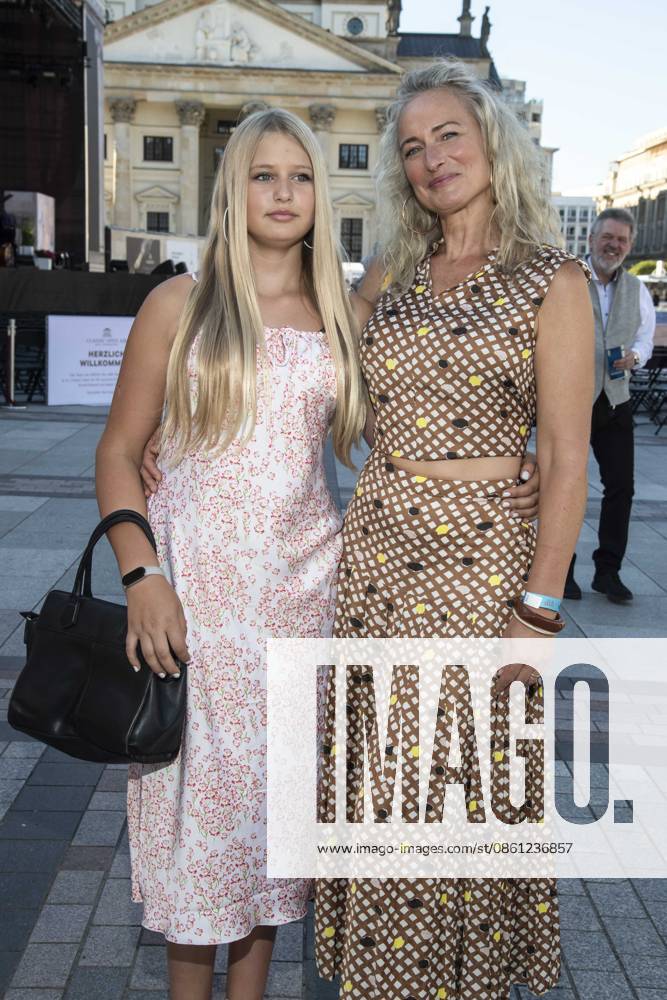ABB CLASSIC- Eva Mona Rodekirchen mit Tochter Martha zu Gast bei der Eroeffnung des Classic Open Air 2026 am Gendarmenmarkt in Berlin am 09.07.2026 Berlin Deutschland