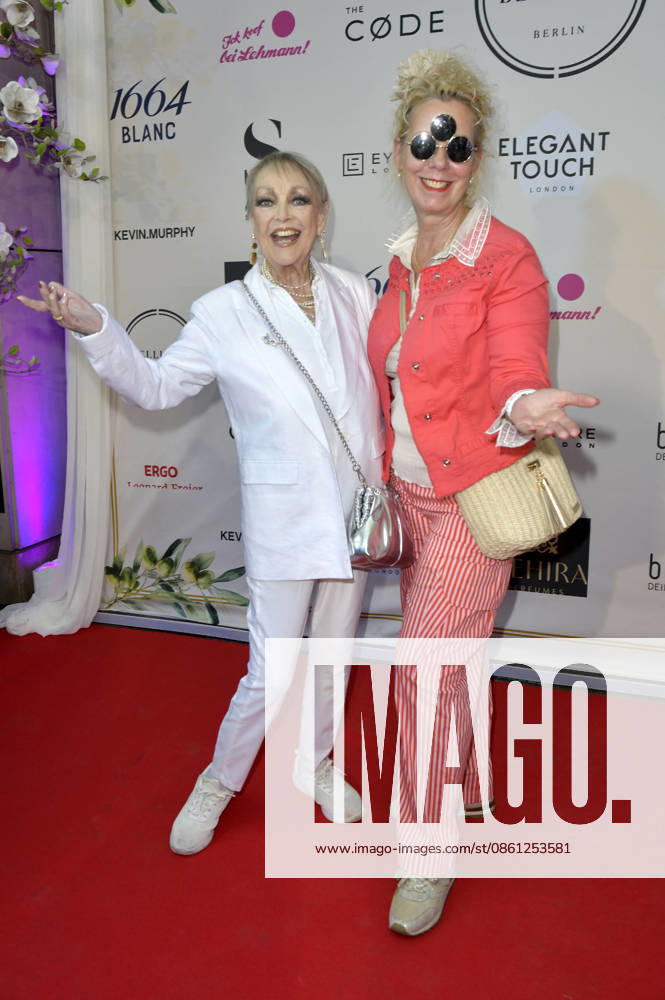 Barbara Schöne mit Gast bei der Sommerparty La Grande Bellezza im Restaurant Casa Bellucci. Berlin