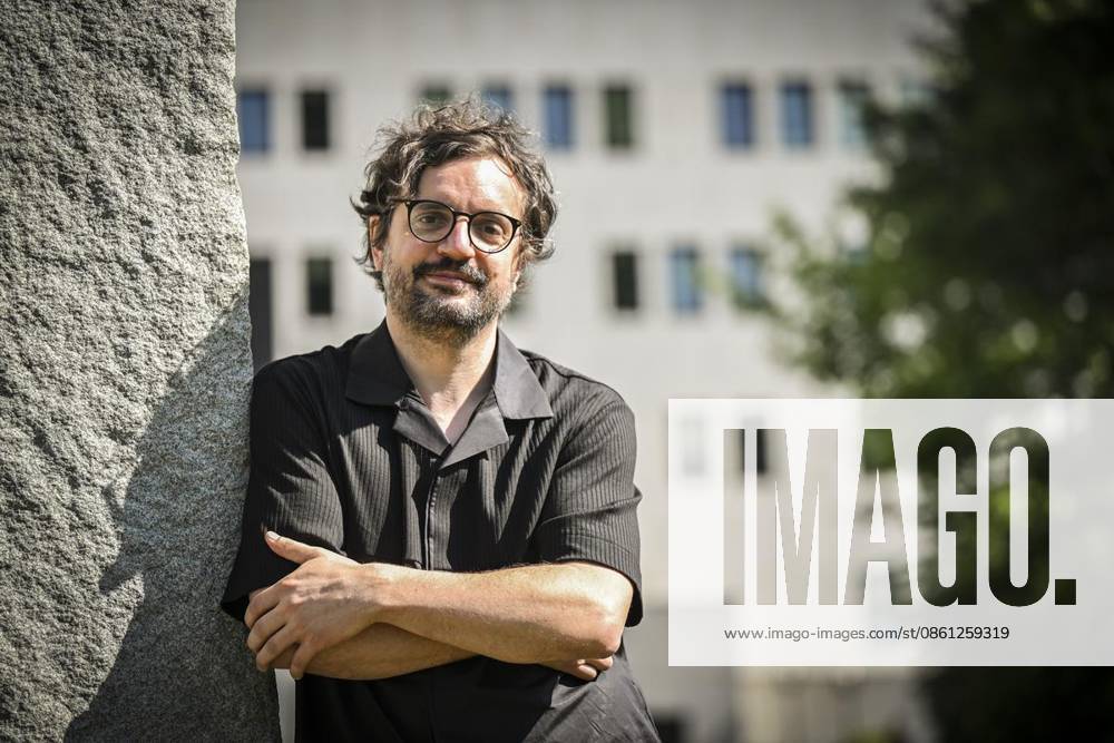 Julien Chavaz steht vor dem Aalto-Theater am Freitag, dem 10 07 2026. Erste Begegnung mit dem neuen Intendanten des Essener Aalto-Theaters. Julien Chavaz wird ab der Spielzeit 2028 29 Intendant am Essener Aalto-Theater. Deutschland NRW Essen