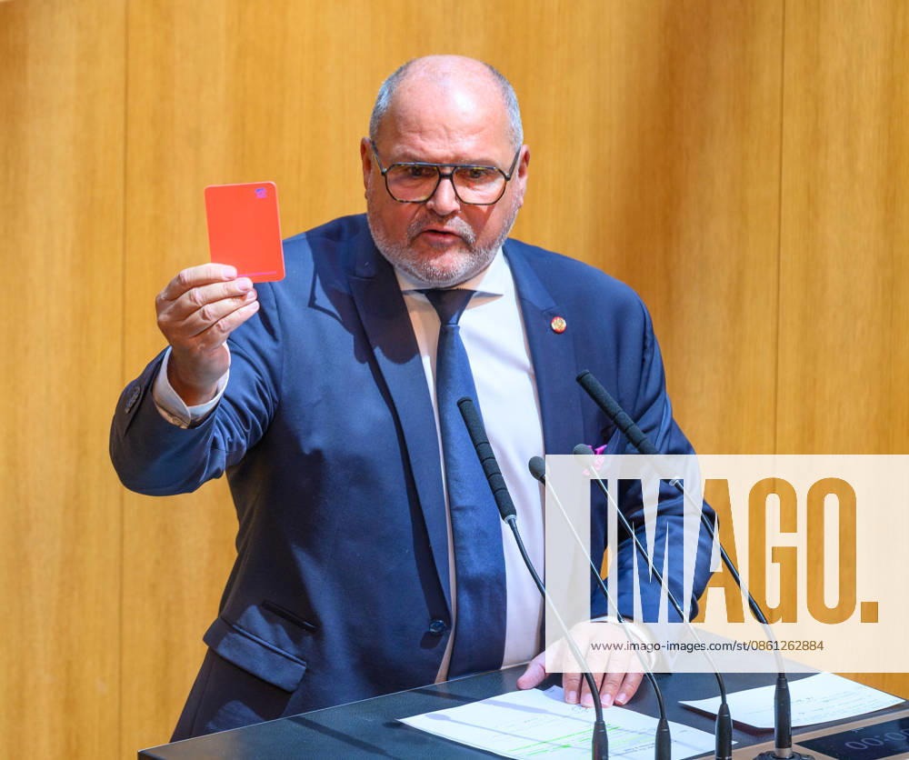 Â - Wien 10.07.2026 - 91. Sitzung des Nationalrats. PHOTO: Abg. Alois Schroll (SPÖ) zeigt der FPÖ die rote Karte. 91th sitting of the National Council. Nationalrat, Nationalratssitzung, Parlamentssitzung, Parlament, Plenum 91. Sitzung des Nationalrats