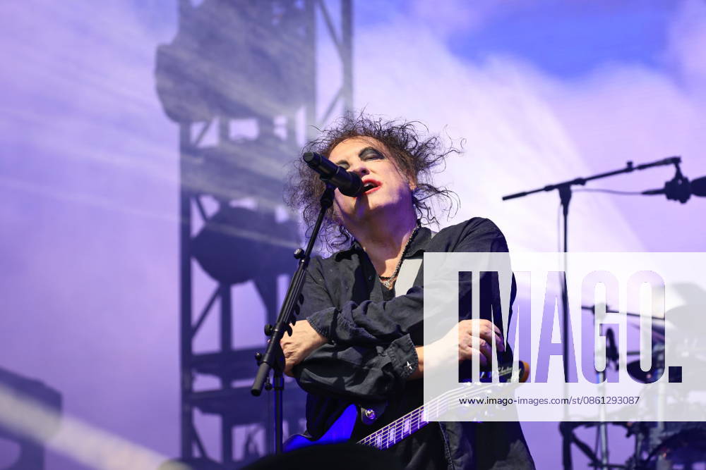 The Cure, Sänger Robert Smith, im Konzert live in der Parkbühne Wuhlheide, Berlin, Berlin