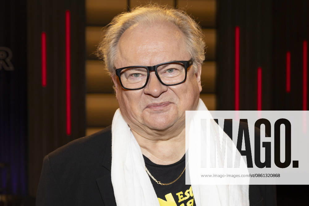 Saenger, Schriftsteller Heinz-Rudolf KUNZE, freundlich, schmunzelnd, mit weissem Schal, Portrait, Portraet, zu Gast in der TV Sendung ,,Koelner Treff,, im WDR Fernsehen, Aufzeichnung am 10.07.2026, Ausstrahlung am 07.08.2026.