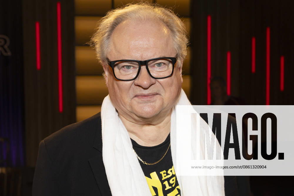 Saenger, Schriftsteller Heinz-Rudolf KUNZE, freundlich, mit weissem Schal, Portrait, Portraet, zu Gast in der TV Sendung ,,Koelner Treff,, im WDR Fernsehen, Aufzeichnung am 10.07.2026, Ausstrahlung am 07.08.2026.