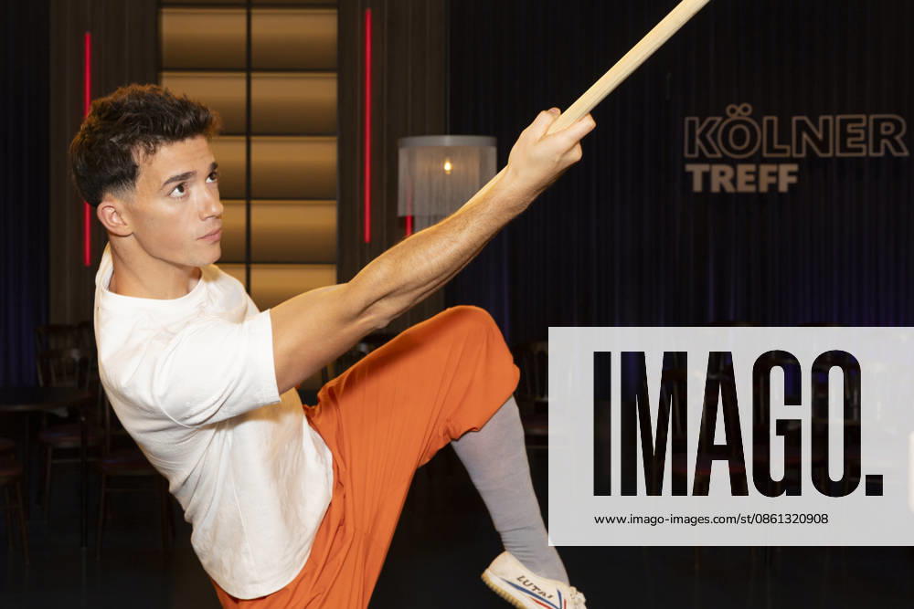 Shaolin-Kid Sacha WENK, mit einer Bo Stange in der Hand, konzentriert, Portrait, Portraet, zu Gast in der TV Sendung ,,Koelner Treff,, im WDR Fernsehen, Aufzeichnung am 10.07.2026, Ausstrahlung am 07.08.2026.