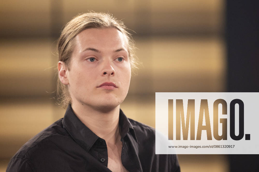 Saenger Gabriel KELLY, nachdenklich, Portrait, Portraet, zu Gast in der TV Sendung ,,Koelner Treff,, im WDR Fernsehen, Aufzeichnung am 10.07.2026, Ausstrahlung am 07.08.2026.