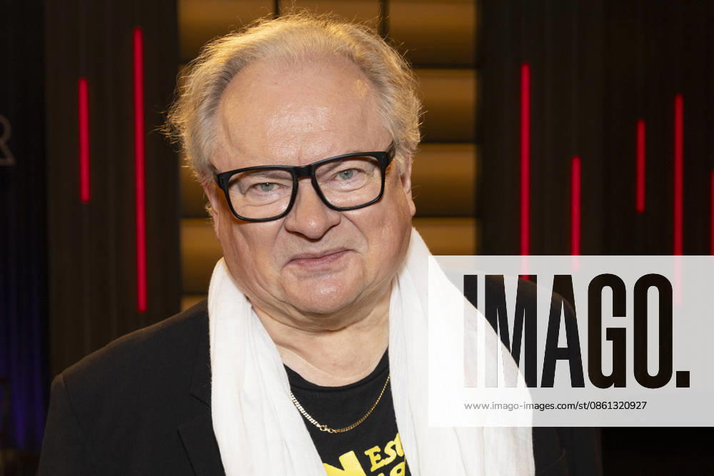 Saenger, Schriftsteller Heinz-Rudolf KUNZE, freundlich, mit weissem Schal, Portrait, Portraet, zu Gast in der TV Sendung ,,Koelner Treff,, im WDR Fernsehen, Aufzeichnung am 10.07.2026, Ausstrahlung am 07.08.2026.