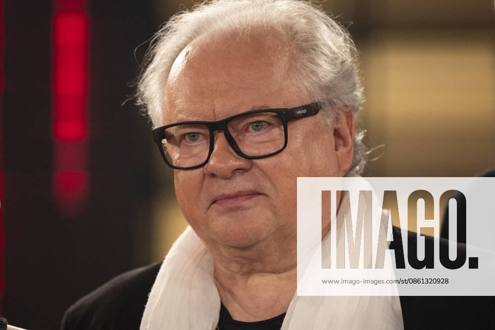 Saenger, Schriftsteller Heinz-Rudolf KUNZE, nachdenklich, mit weissem Schal, Portrait, Portraet, zu Gast in der TV Sendung ,,Koelner Treff,, im WDR Fernsehen, Aufzeichnung am 10.07.2026, Ausstrahlung am 07.08.2026.
