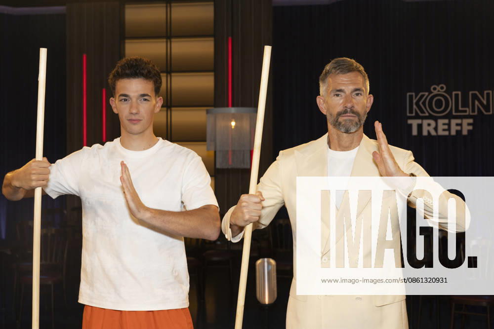 Shaolin-Kid Sacha WENK (li.) und Moderator Micky BEISENHERZ (re.), mit Bo Stangen, konzentriert, Portrait, Portraet, zu Gast in der TV Sendung ,,Koelner Treff,, im WDR Fernsehen, Aufzeichnung am 10.07.2026, Ausstrahlung am 07.08.2026.