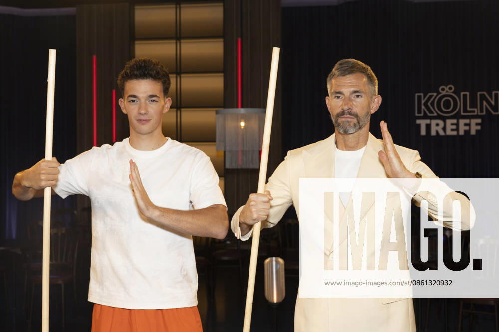 Shaolin-Kid Sacha WENK (li.) und Moderator Micky BEISENHERZ (re.), mit Bo Stangen, konzentriert, Portrait, Portraet, zu Gast in der TV Sendung ,,Koelner Treff,, im WDR Fernsehen, Aufzeichnung am 10.07.2026, Ausstrahlung am 07.08.2026.