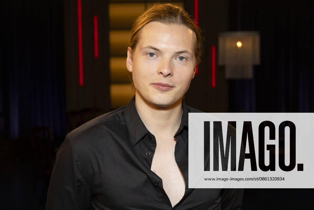 Saenger Gabriel KELLY, freundlich, nachdenklich, Portrait, Portraet, zu Gast in der TV Sendung ,,Koelner Treff,, im WDR Fernsehen, Aufzeichnung am 10.07.2026, Ausstrahlung am 07.08.2026.
