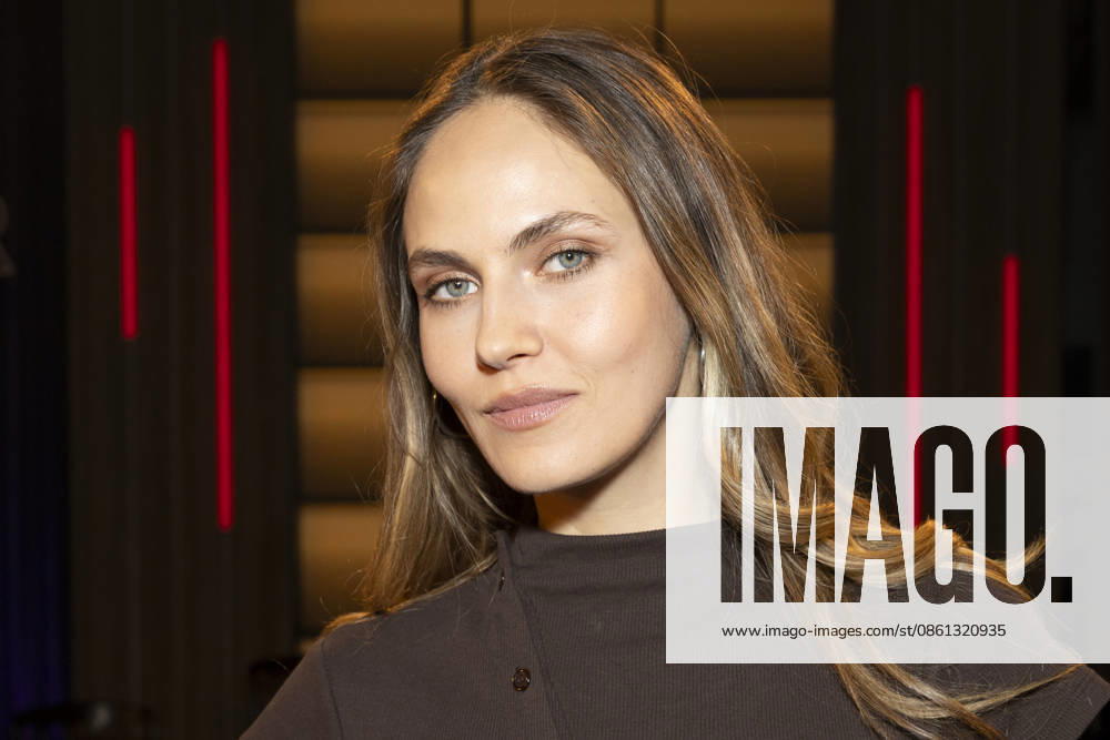 Model, Schauspielerin, Moderatorin, Influencerin Elena CARRIERE, freundlich, nachdenklich, Portrait, Portraet, zu Gast in der TV Sendung ,,Koelner Treff,, im WDR Fernsehen, Aufzeichnung am 10.07.2026, Ausstrahlung am 07.08.2026.
