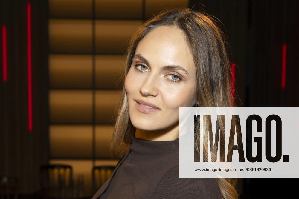 Model, Schauspielerin, Moderatorin, Influencerin Elena CARRIERE, freundlich, laecheln, Portrait, Portraet, zu Gast in der TV Sendung ,,Koelner Treff,, im WDR Fernsehen, Aufzeichnung am 10.07.2026, Ausstrahlung am 07.08.2026.