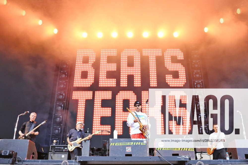 Beatsteaks, Sänger Armin Teutoburg-Weiss, im Konzert live im Olympiastadion, Berlin, Musik, Berlin