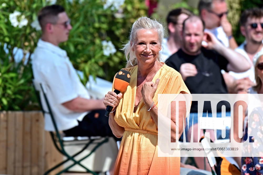 ZDF - Fernsehgarten. Fernsehmoderatorin Andrea Kiwi Kiewel während der ZDF - Unterhaltungsshow Fernsehgarten am 12.07.2026 in Mainz. 20260712MWI133693