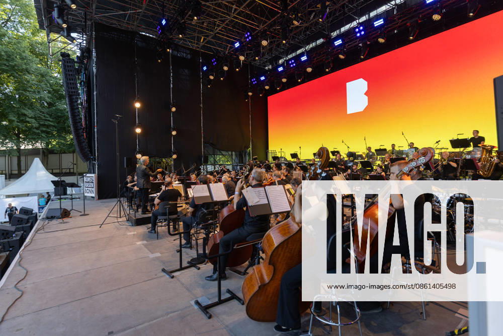 Klassik!Picknick mit dem Beethoven Orchester auf dem Kunst!Rasen Bonn Das Beethoven Orchester Bonn unter der Leitung von Generalmusikdirektor Dirk KAFTAN beim Open-Air-Konzert KLASSIK!PICKNICK auf dem Kunst!Rasen Bonn-Gronau. Das Sommerprogramm steht unter dem Motto Fußball - passend zur WM 2026. Die Konzertreihe findet am Rande der Rheinaue am Bonner Rheinufer statt. Bonn Gronau Nordrhein-Westfalen Deutschland