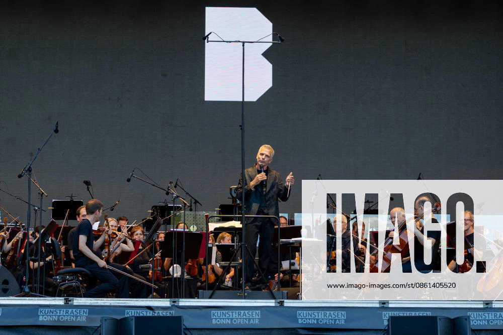 Klassik!Picknick mit dem Beethoven Orchester auf dem Kunst!Rasen Bonn Das Beethoven Orchester Bonn unter der Leitung von Generalmusikdirektor Dirk KAFTAN beim Open-Air-Konzert KLASSIK!PICKNICK auf dem Kunst!Rasen Bonn-Gronau. Das Sommerprogramm steht unter dem Motto Fußball - passend zur WM 2026. Die Konzertreihe findet am Rande der Rheinaue am Bonner Rheinufer statt. Bonn Gronau Nordrhein-Westfalen Deutschland